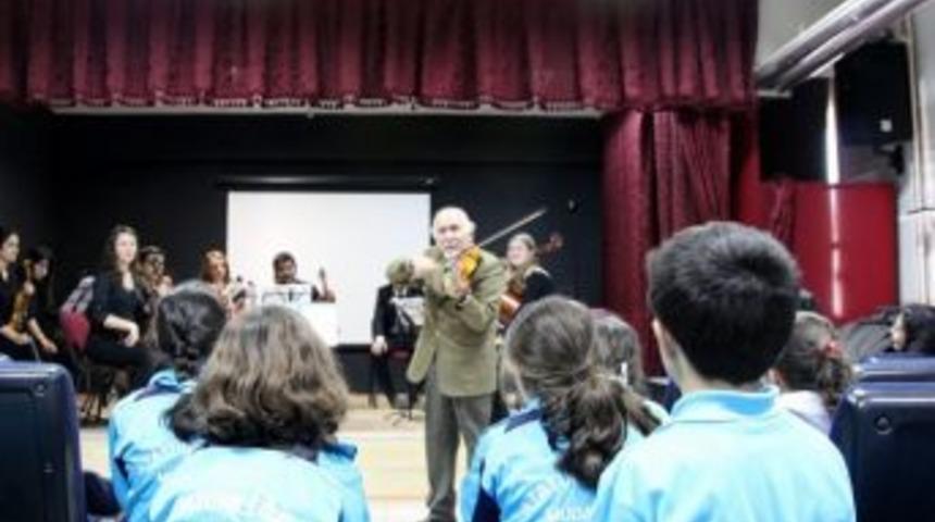 &Ouml;ğrenci Ablalarından Mudanyalı &Ouml;ğrencilere Konser