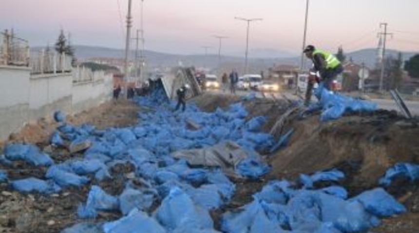 20 Ton K&ouml;m&uuml;r Y&uuml;kl&uuml; Tır Devrildi