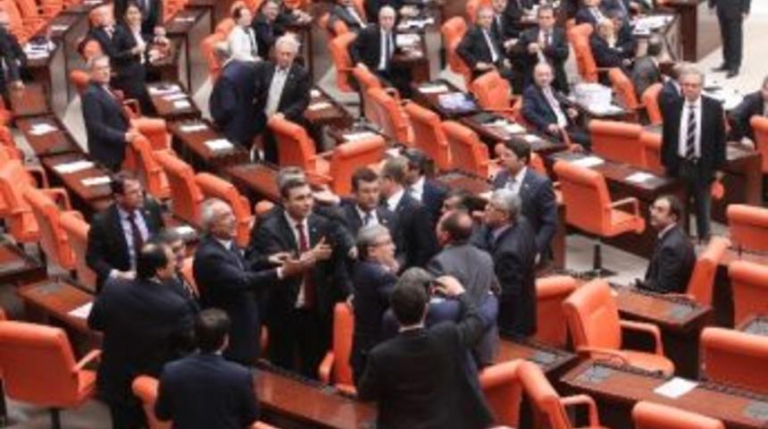 Bdp&rsquo;li Vekiller Tutuklu Milletvekilleri İ&ccedil;in Meclis K&uuml;rs&uuml;s&uuml;ne Y&uuml;r&uuml;d&uuml;