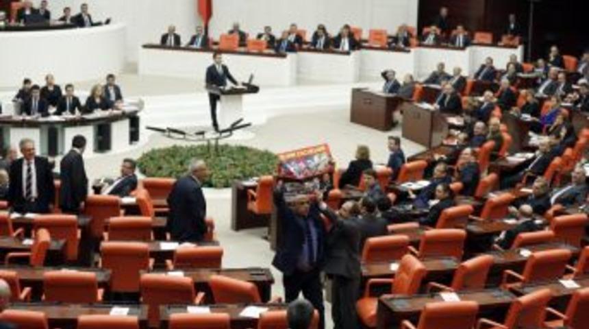 Meclis'te 'Gezinin &Ccedil;ocukları; Bakanın &Ccedil;ocukları' Afişi Gerginliği