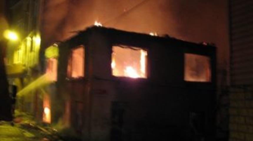 Beyoğlu&rsquo;nda Yangın Paniği