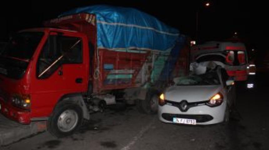 Alkoll&uuml; S&uuml;r&uuml;c&uuml; Kamyona &Ccedil;arptı: 1 &Ouml;l&uuml;, 1 Yaralı