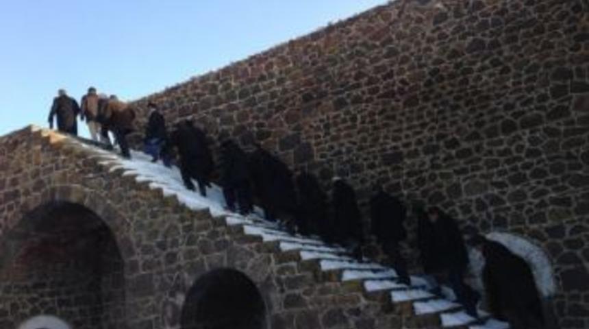 &Ccedil;at Tabyalarda!..