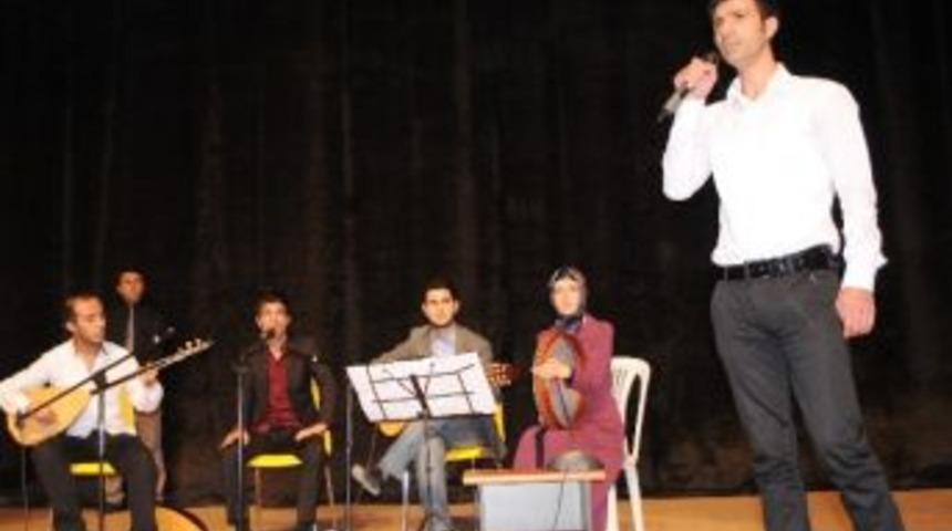 Şiir Ve M&uuml;zik Dinletisi Beğeniyle İzlendi