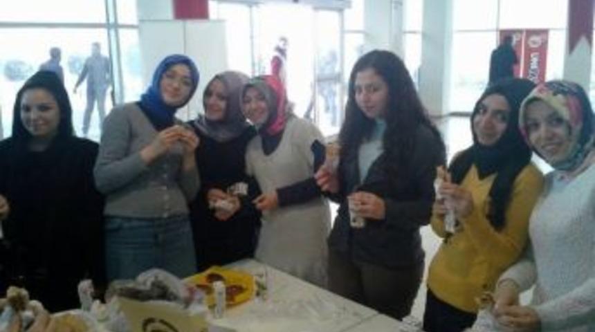 D&uuml;zce Gen&ccedil;lik Merkezinden Filipinlilere 2 Bin 285 Tl