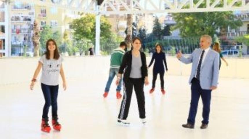 Denizli'de Sentetik Buz Pistine Vatandaşlar Yoğun İlgi G&ouml;steriyor