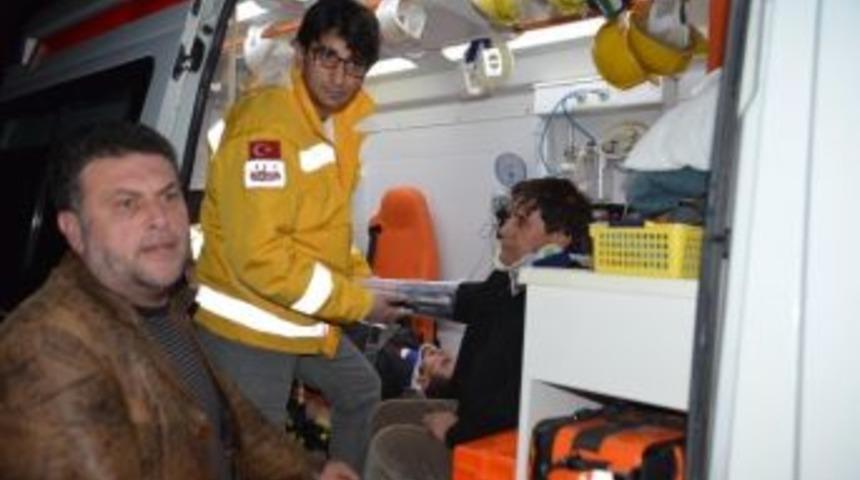 Otomobil Kamyonete &Ccedil;arptı: 3 Yaralı