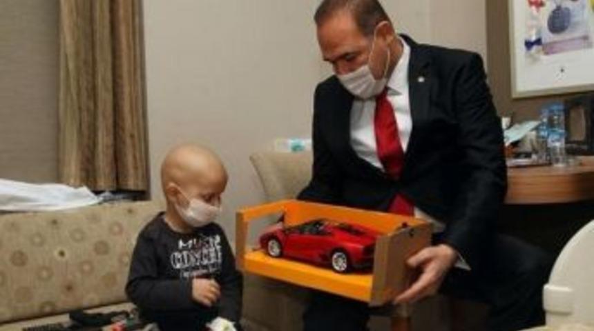 Başkan S&ouml;zl&uuml; L&ouml;semi Hastası Minik Yağız&rsquo;ı Hastanede Ziyaret Etti