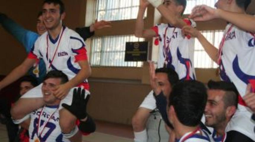 Şampiyon Öğrenciler Kupalarını Hademeden Aldı