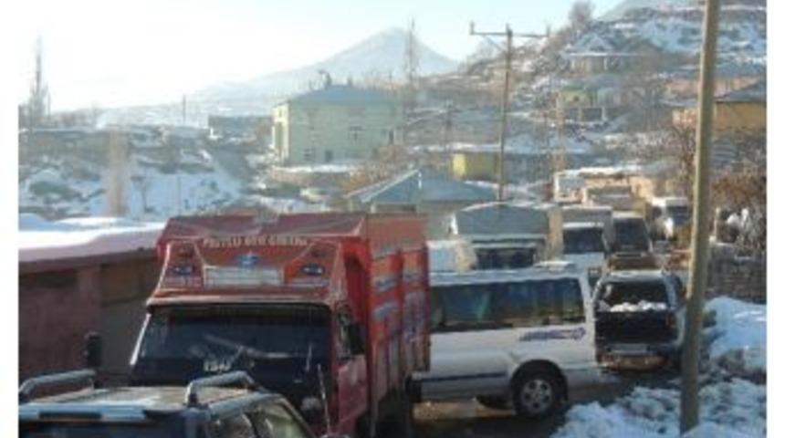 Sınırdaki Vatandaşlar Karayolunu Trafiğe Kapattı