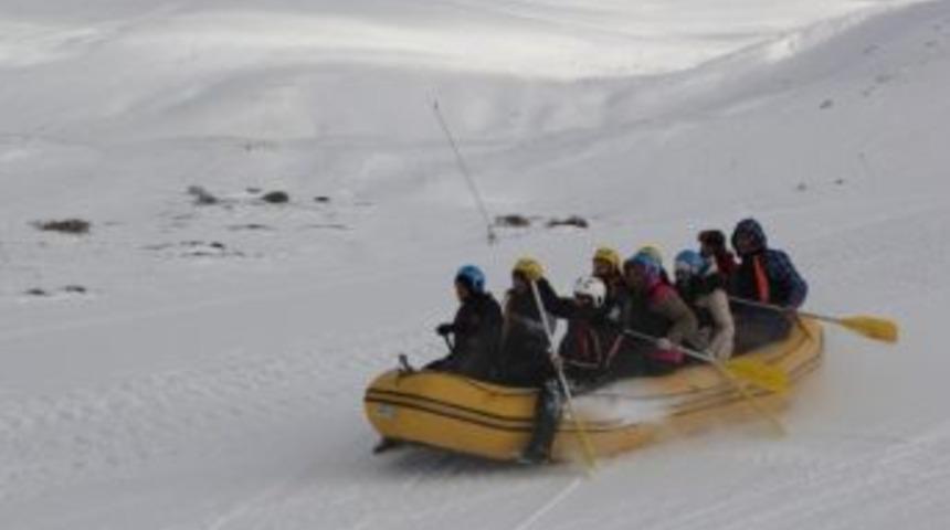 Ukraynalı Ve Rus Turistlerin Kar &Uuml;st&uuml;nde Rafting Keyfi