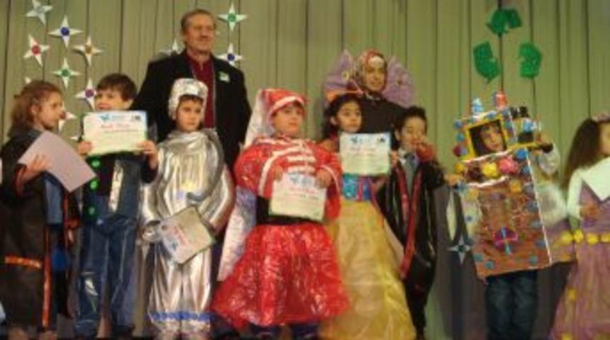 &Ccedil;evreci Minikler, Atık Malzemelerden Yaptıkları Elbiseleri Defilede Sergiledi