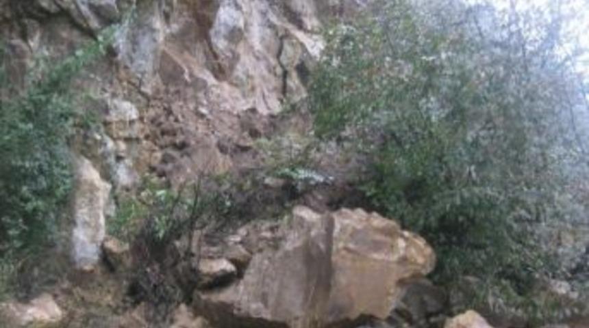 Espiye'de Grup Yolunda Heyelan Yolu Ulaşıma Kapadı