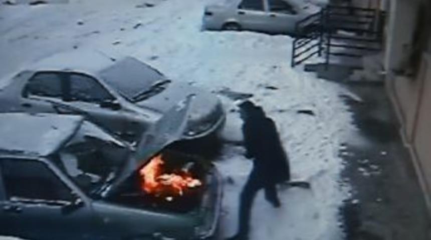 Donan Otomobilin &Ccedil;alıştırırken Yangın &Ccedil;ıktı, S&ouml;nd&uuml;rmek I&ccedil;in Kar Kullandı