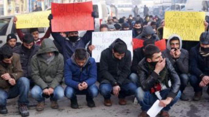 Tutuklu Arkadaşlarının Salıverilmesi I&ccedil;in Oturma Eylemi Yaptılar