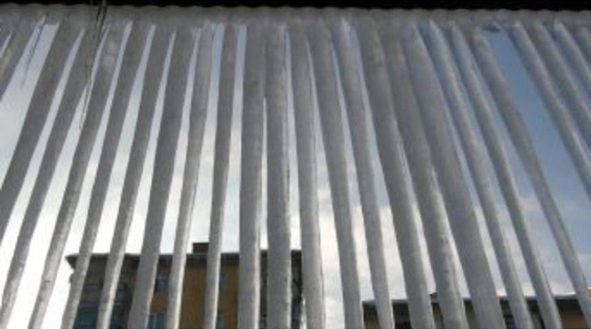 Bitlis&rsquo;te &Ccedil;atılarda 3 Metrelik Buz Sarkıtları Oluştu