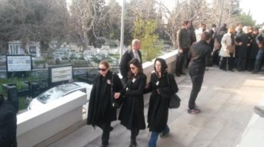 &Ouml;zg&uuml; Namal, Babasını Son Yolculuğuna Uğurladı