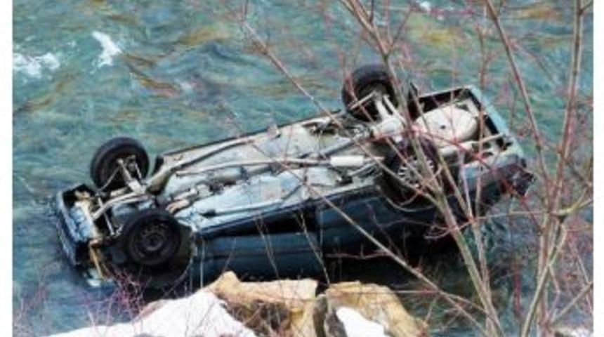 Otomobil 35 Metreden U&ccedil;tu: 2 Yaralı