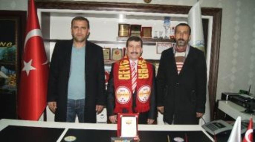 Gen&ccedil; Muratspor&rsquo;dan Başkan Ari&ccedil;&rsquo;e Teşekk&uuml;r Plaketi
