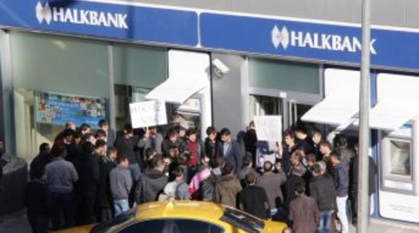 Halkbank &Ouml;n&uuml;ne Bırakılan Ayakkabı Kutularına Soğan, Patates Koydular