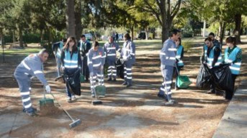 &Uuml;niversite &Ouml;ğrencileri Piknik Alanlarında Temizlik Yaptı