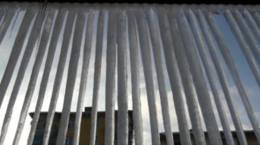 Tatvan&rsquo;da &Ccedil;atılarda 3 Metrelik Buz Sarkıtları Oluştu