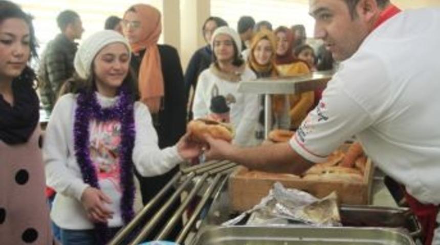 &Ccedil;ocuk Yuvasında Kalan &Ouml;ğrencilere Melikşah'tan Festival