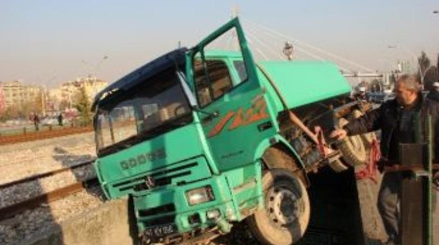 Hızını Alamayan Kamyon Yht Hattına Girdi