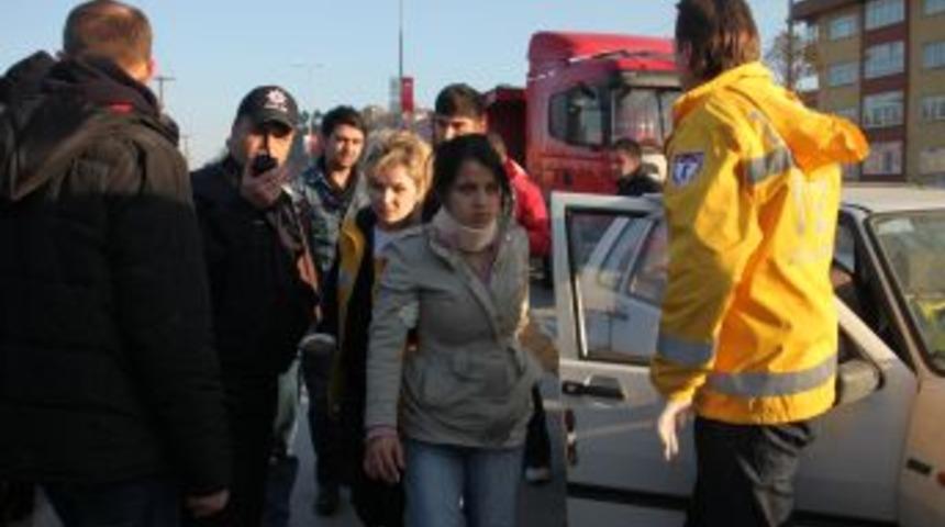 Aracın Tavanına &Ccedil;ıkan Kedisini Almak Isterken Kaza Yaptı