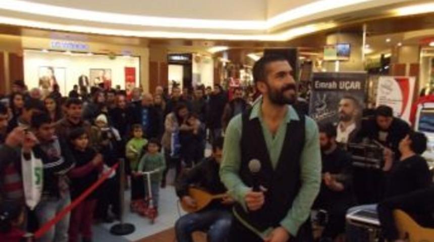Sanat&ccedil;ı Emrah U&ccedil;ar&rsquo;ın Konseri İlgi G&ouml;rd&uuml;