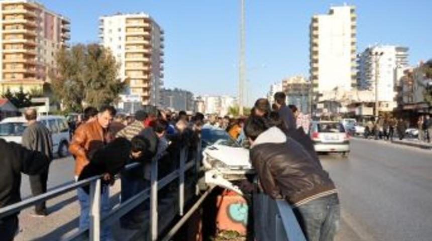 Kaza Yapan Kadının Telefonunu Çalmaya Çalışan Şahıslara Linç Girişimi