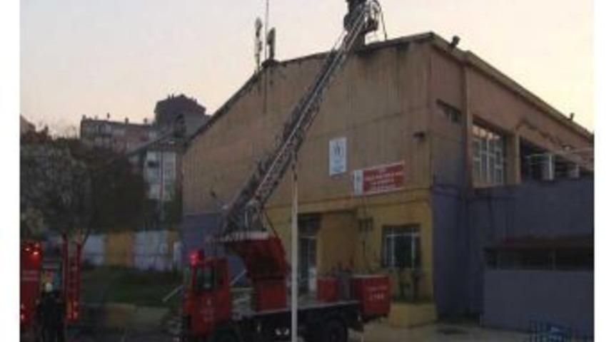 Spor Salonunun &Ccedil;atısında Yangın &Ccedil;ıktı