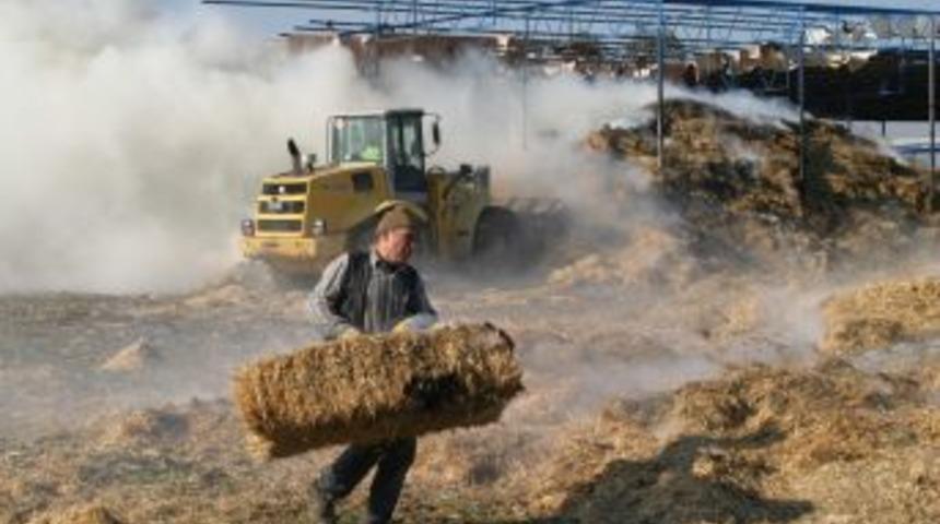 Yangından Saman Balyalarını Kurtarmaya &Ccedil;alıştılar