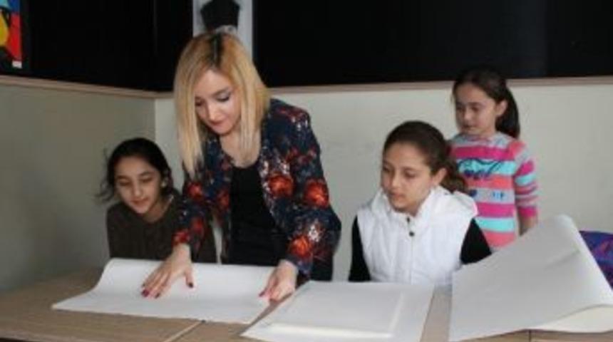 Resim Yaparak Dinleniyorlar