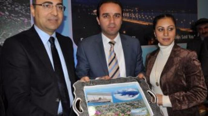 İzmir Valisi Toprak, Bitlis Fuarı'nı Standını Ziyaret Etti