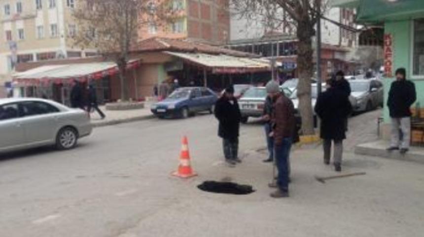 Sungurlu&rsquo;da Ara&ccedil;lar Seyir Halindeyken Yol &Ccedil;&ouml;kt&uuml;