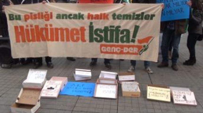 Rüşvet Operasyonunu Ayakkabı Kutularıyla Protesto Ettiler