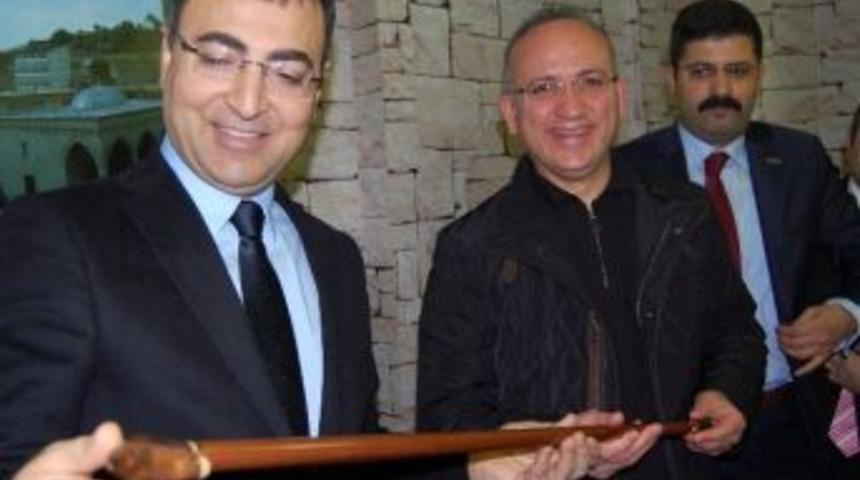 İzmir Valisi Toprak, Tatvan Standını Ziyaret Etti