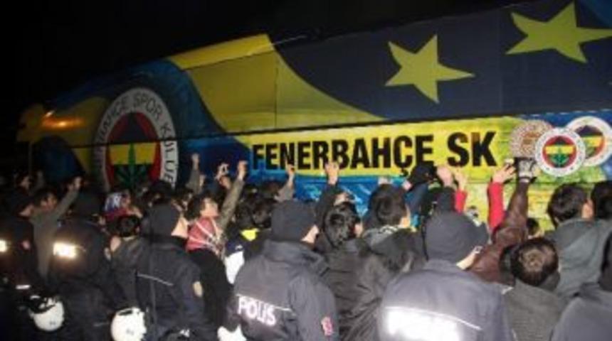 Fenerbah&ccedil;e Kafilesi &Ccedil;i&ccedil;eklerle Karşılandı