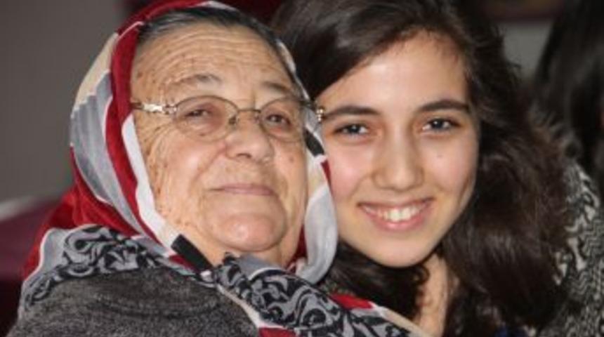 &Ouml;ğrencilerle Huzurevi Sakinlerine Konser Verdi