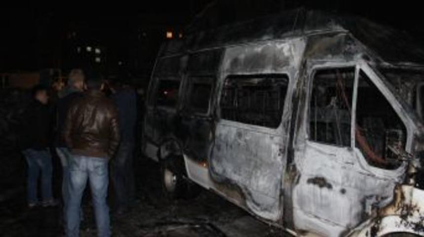 Hakkari'de Y&uuml;z&uuml; Maskeli Kişiler Bir Minib&uuml;s&uuml; Kundaklandı