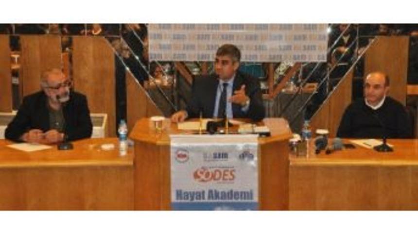 &ldquo;21. Y&uuml;zyılda T&uuml;rkiye Ve Demokrasi&rdquo; Konulu Konferans Verildi