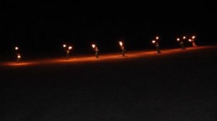 Palandöken'de Meşaleli Kayak Gösterisi Nefes Kesti