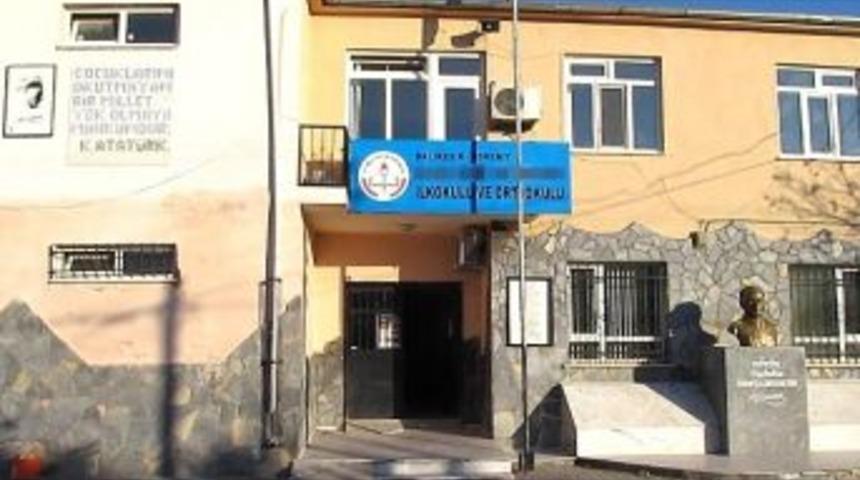 (&ouml;zel Haber) Sopalarla Okula Gelen Bir &Ouml;ğrencinin Ailesi &Ouml;ğretmenlere Saldırdı