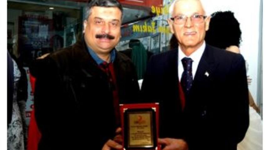 T&uuml;rk Kızılayı Yakakent Şubesi'nden Bafralı Iş Adamlarına Plaket