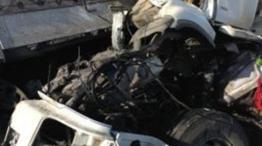 Tır&rsquo;lar &Ccedil;arpıştı, 2 Yaralı