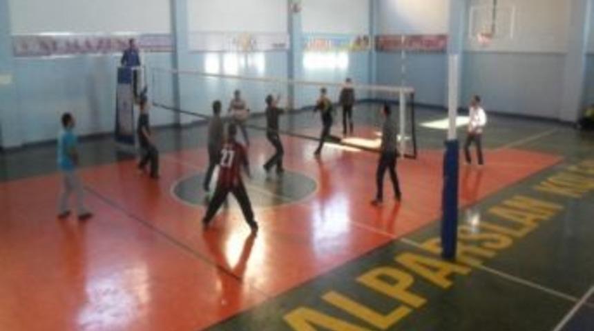 Kars Sultan Alparslan Koleji’nde Veliler Arası Voleybol Turnuvası