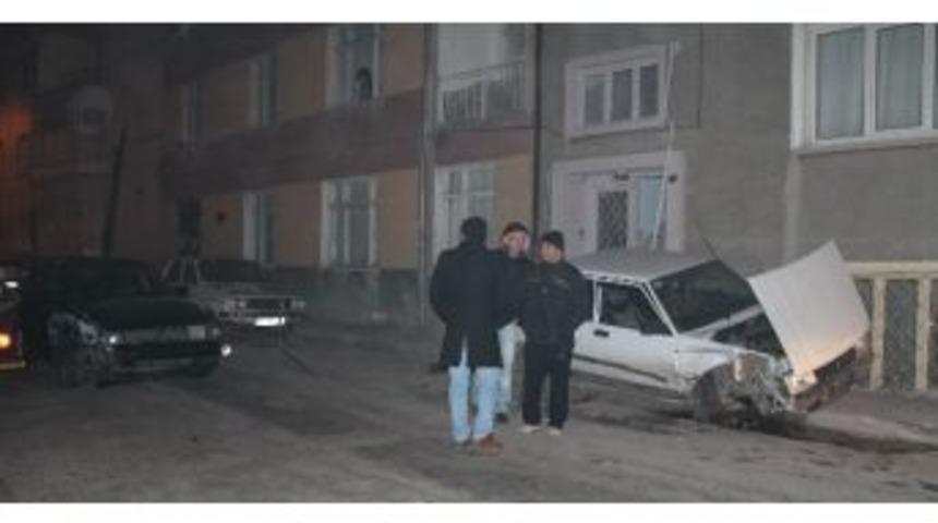 Ehliyetsiz S&uuml;r&uuml;c&uuml; Park Halindeki Otomobile &Ccedil;arptı