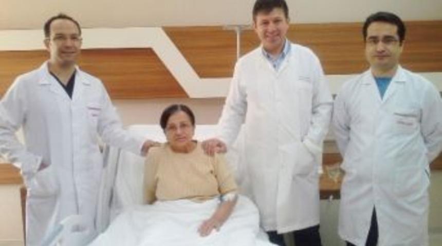 G&ouml;bek Deliğinden B&ouml;breğindeki Dev Kist &Ccedil;ıkarıldı