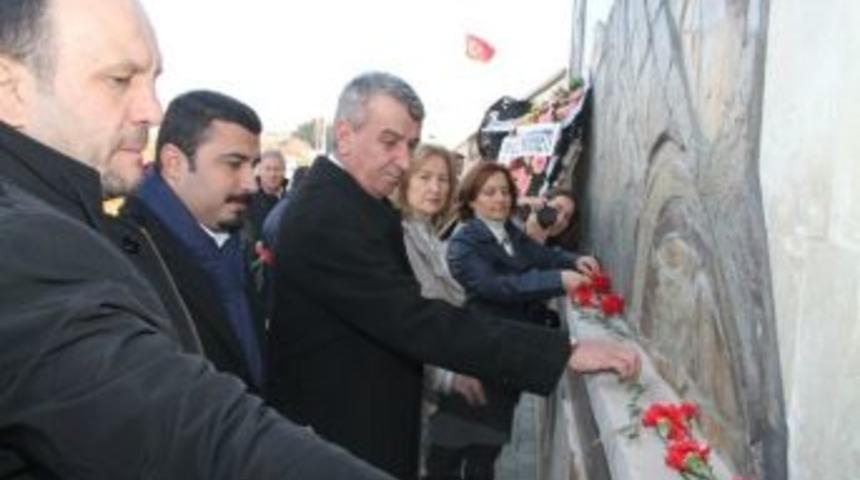 G&ouml;&ccedil; Anıtı&rsquo;nda Duygusal Anma